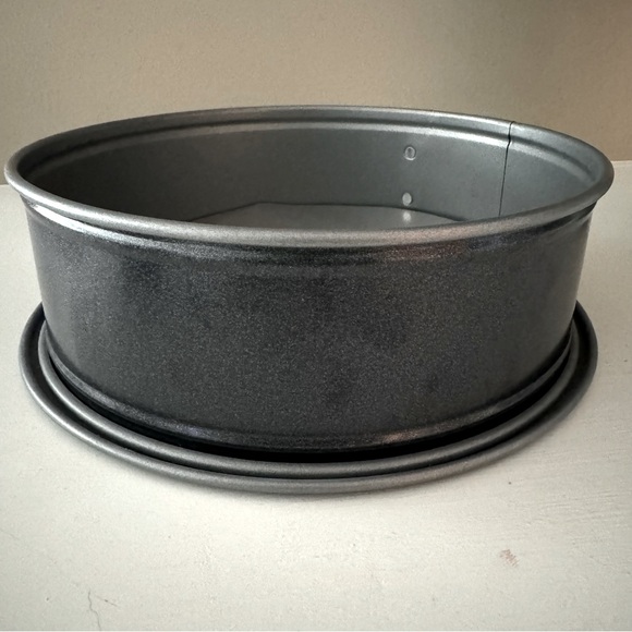 NWT Crate & Barrel 9" Springform Pan - Picture 2 of 2